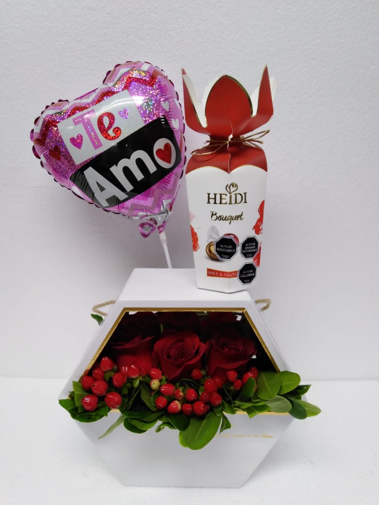 Caja con 6 Rosas más más Bombones Heidi Bouquet 120 Grs y Globito 